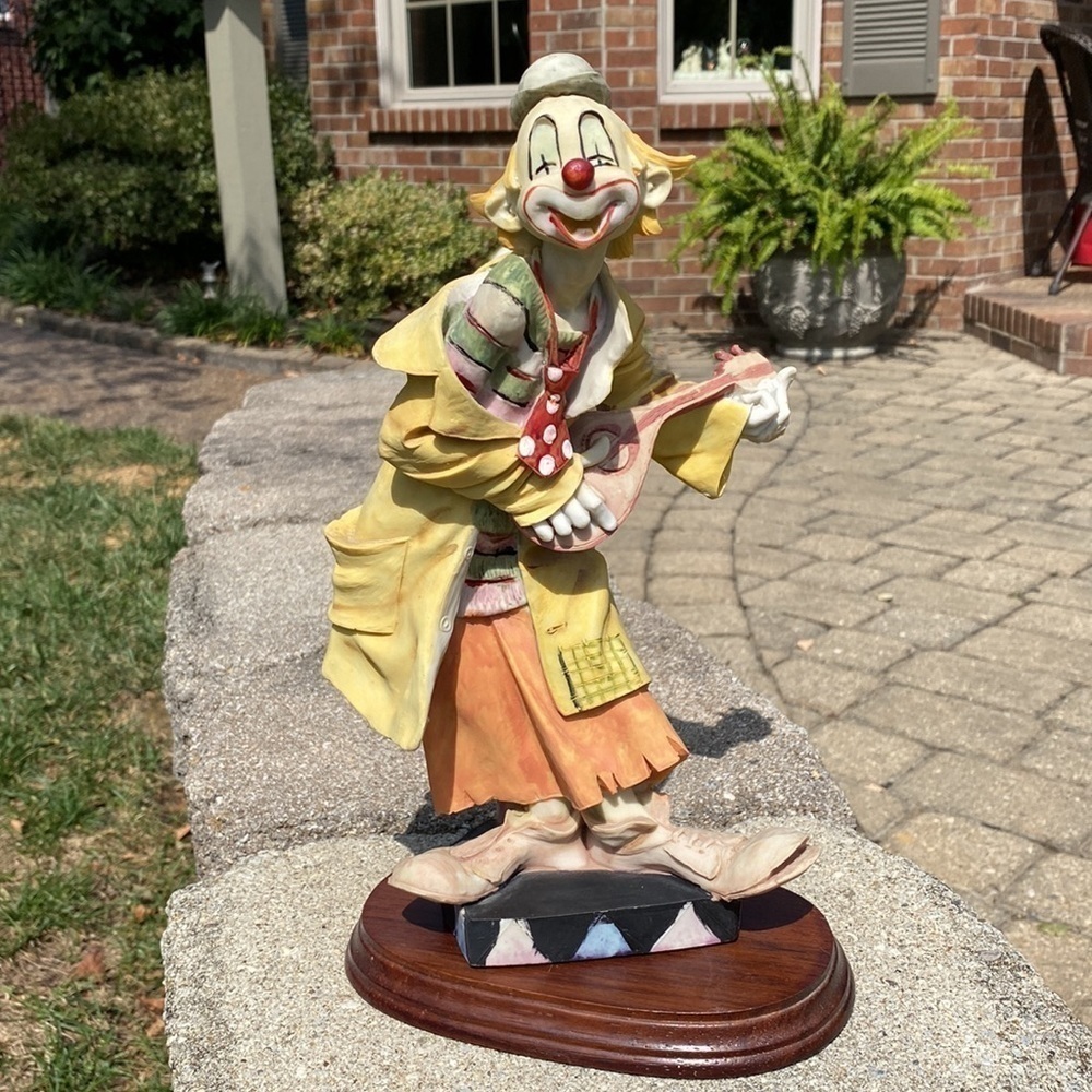 VINTAGE MANDOLIN PLAYING CLOWN, WOOD BASE, HAND PAINTED WITH FUN COLORS. G13
